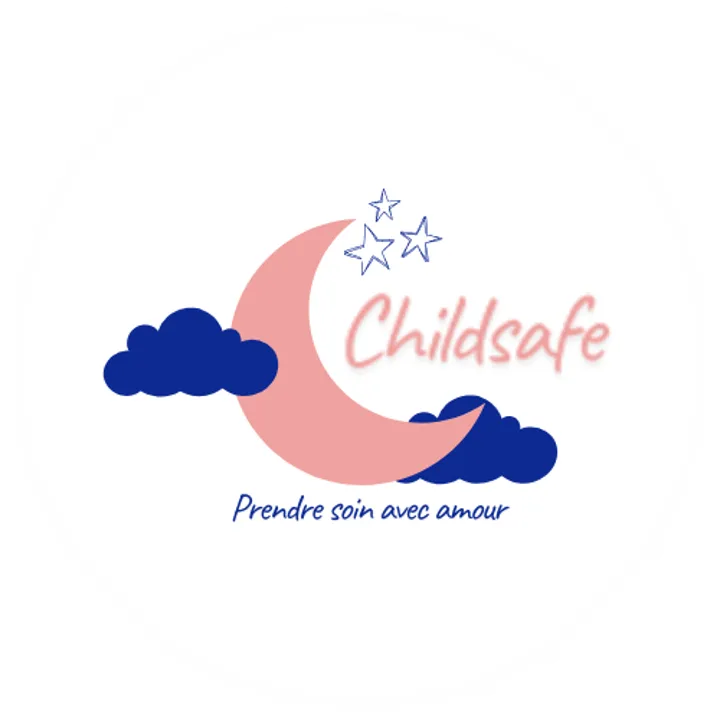 Logo Childsafe : un croissant de lune rose entouré de nuages bleu nuit et d'étoiles, avec la devise « Prendre soin avec amour »